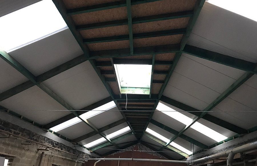 panneau avec des rayons lumineux