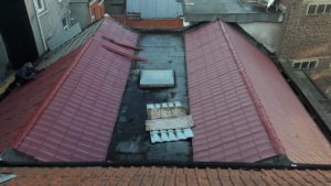 Rénovation de toiture: retrait de vieux matériaux de toiture