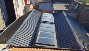 Rénovation de toiture: installation de nouveaux revêtements de toit et lucarnes