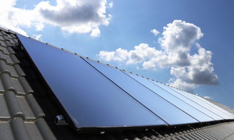 Zonnepanelen op een goed geplaatst hellend dak, ideaal in combinatie met dakisolatie voor maximaal rendement en lagere energiekosten