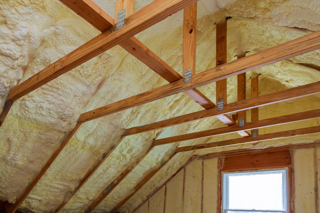 Een goed geïsoleerde zolder met PUR-schuim: essentieel om warmteverlies te beperken en je zonnepanelen efficiënter te laten werken 