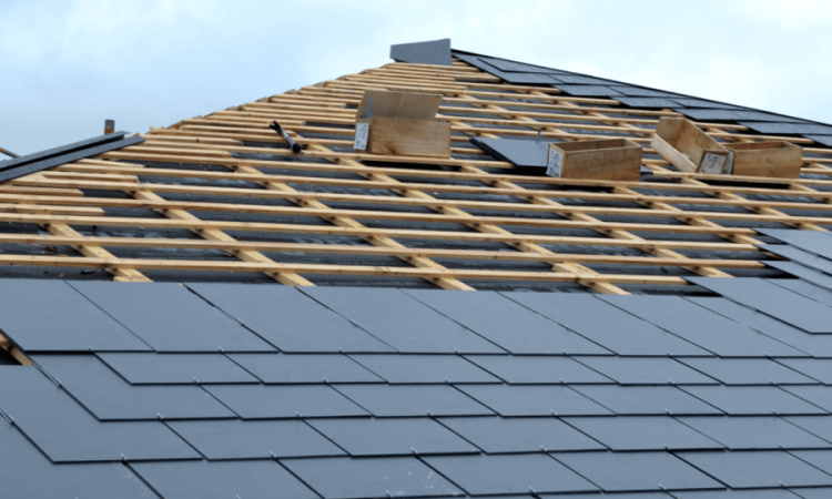 Groot zadeldak in renovatie, waarbij de omvang bepalend is voor de duur van de werken