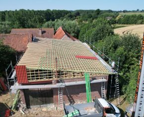Groot zadeldak in renovatie, waarbij de omvang bepalend is voor de duur van de werken