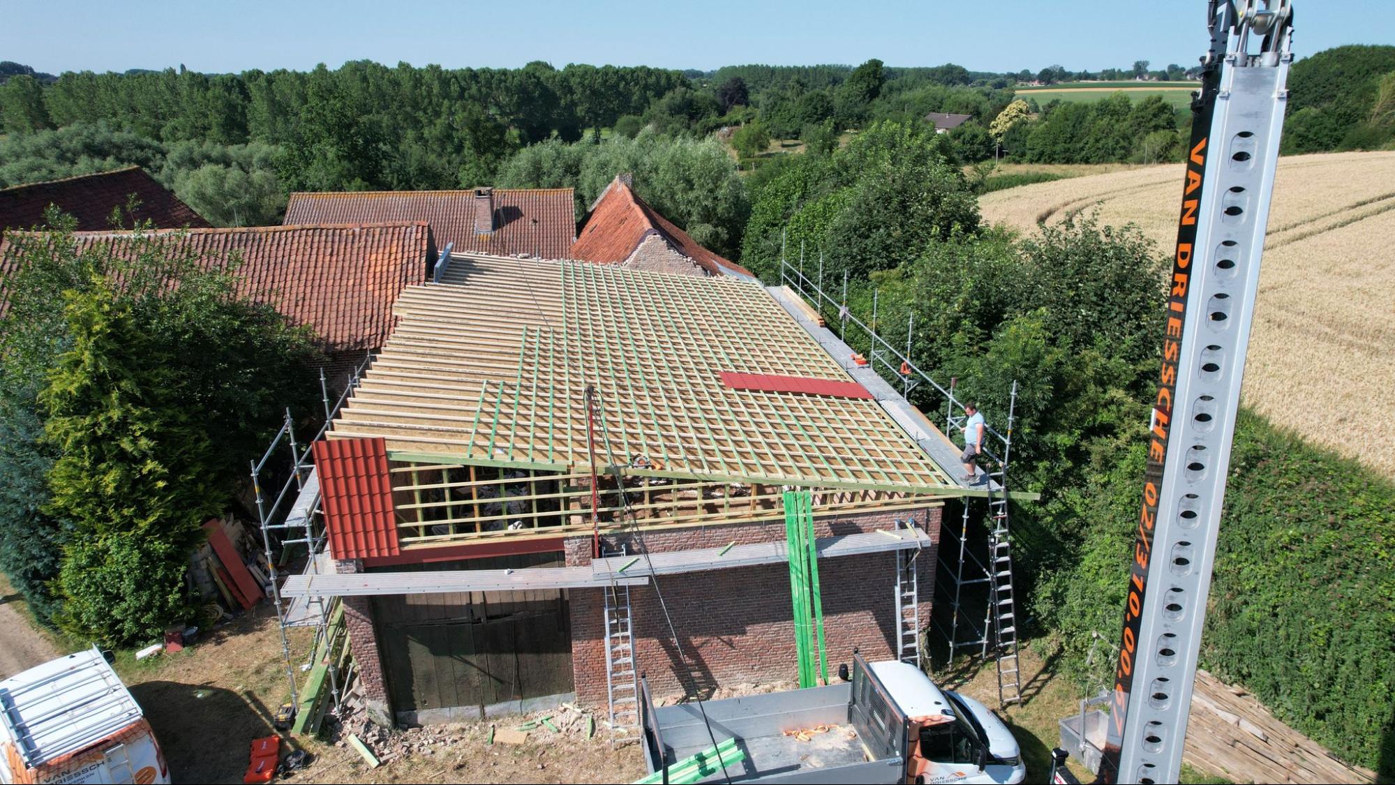 Groot zadeldak in renovatie, waarbij de omvang bepalend is voor de duur van de werken
