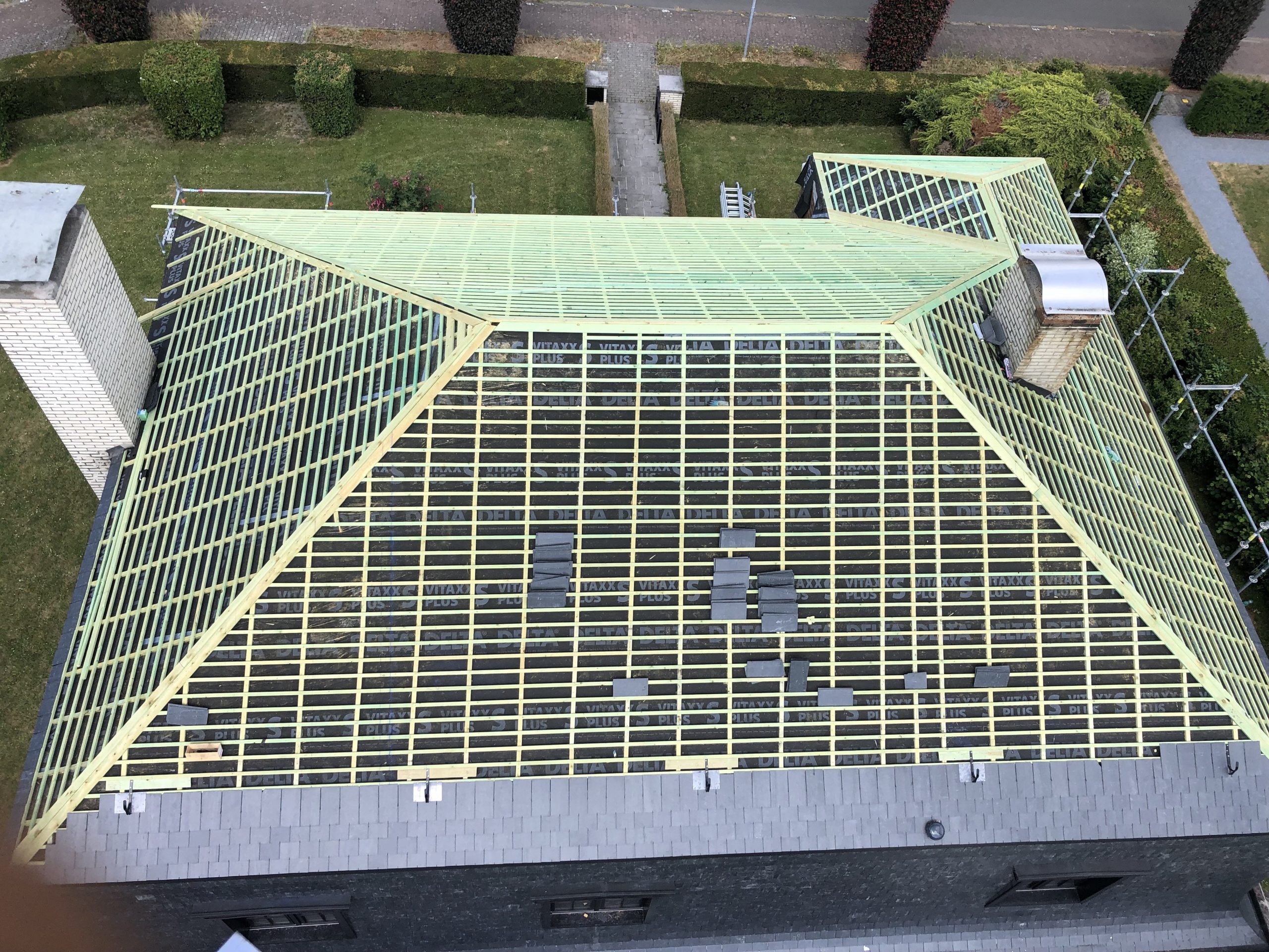 Dakrenovatie in de zomer, een populair seizoen voor dakrenovatie, met vernieuwde onderconstructie en voorbereidingen voor dakbedekking
