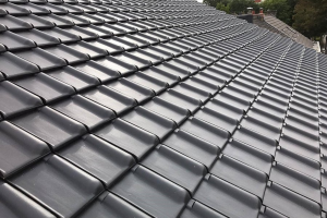 Close-up van keramische dakpannen op een hellend dak