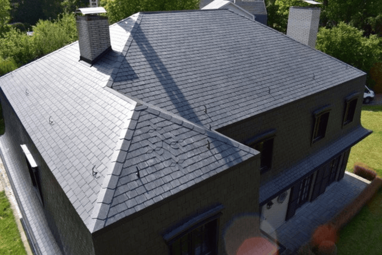 Leien dak op een woning met een strakke en elegante uitstraling