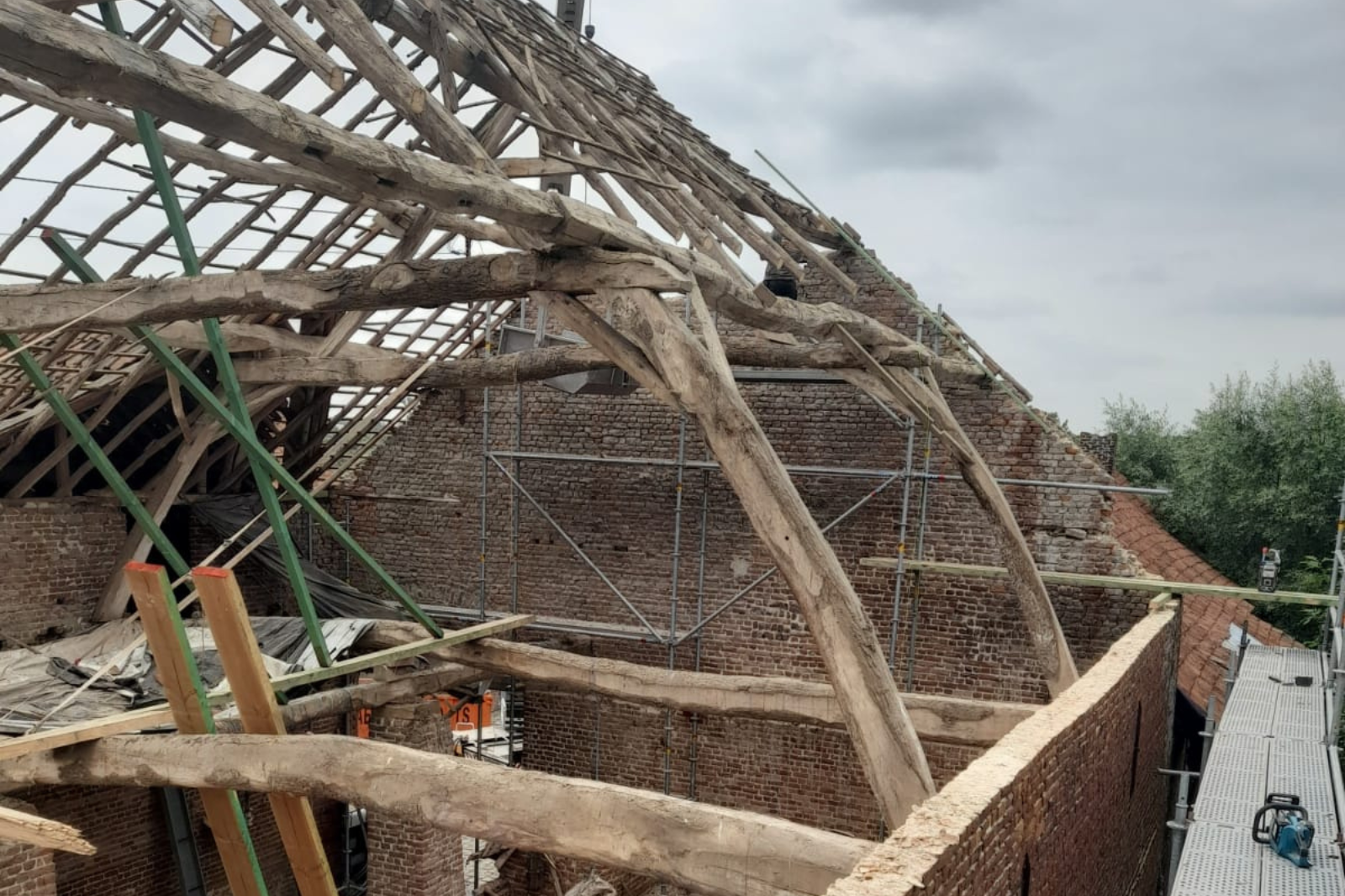 Oude dakconstructie wordt blootgelegd en gecontroleerd tijdens een dakrenovatie als voorbereiding op zonnepanelen