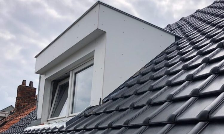 Moderne dakkapel op een hellend dak met nieuwe dakbedekking en een groot raam voor extra licht en ruimte