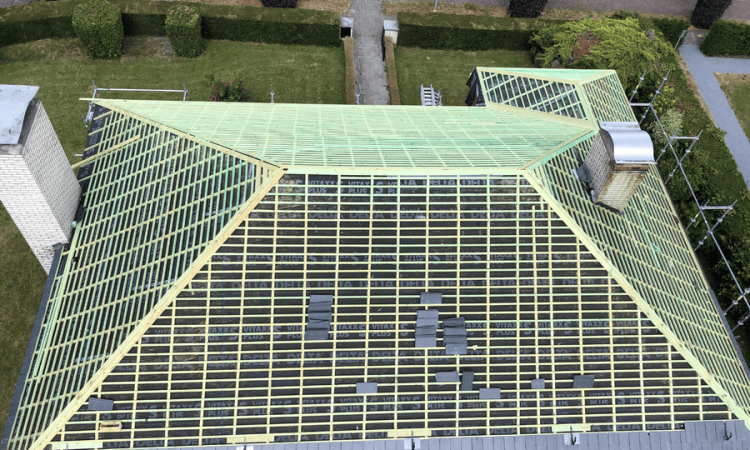 Dak wordt volledig vernieuwd met onderdak en lattenwerk als voorbereiding op de plaatsing van zonnepanelen