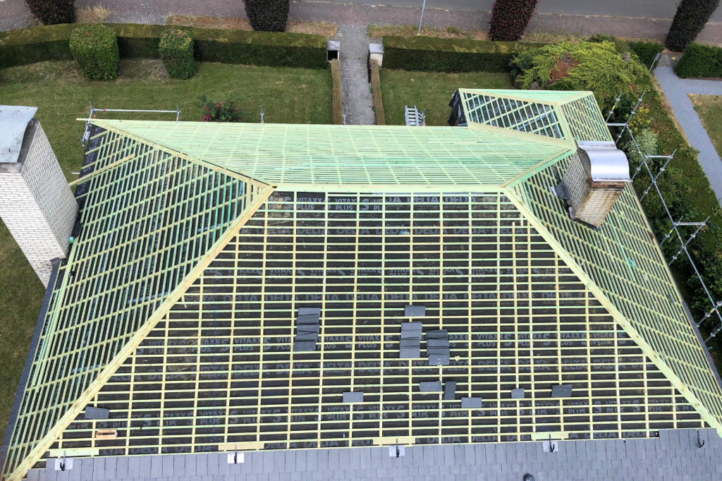 Vernieuwen van de dakconstructie van een hellend dak met nieuwe kepers, lattenwerk en onderdakfolie