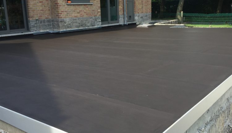 Nieuw geplaatst plat dak met donkere dakdichting en strakke dakrandafwerking aan een woning