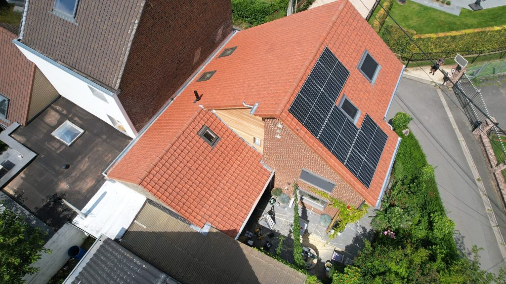 Hellend schilddak met leien dakbedekking en meerdere dakvlakken bij een klassieke woning