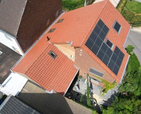 Hellend schilddak met leien dakbedekking en meerdere dakvlakken bij een klassieke woning