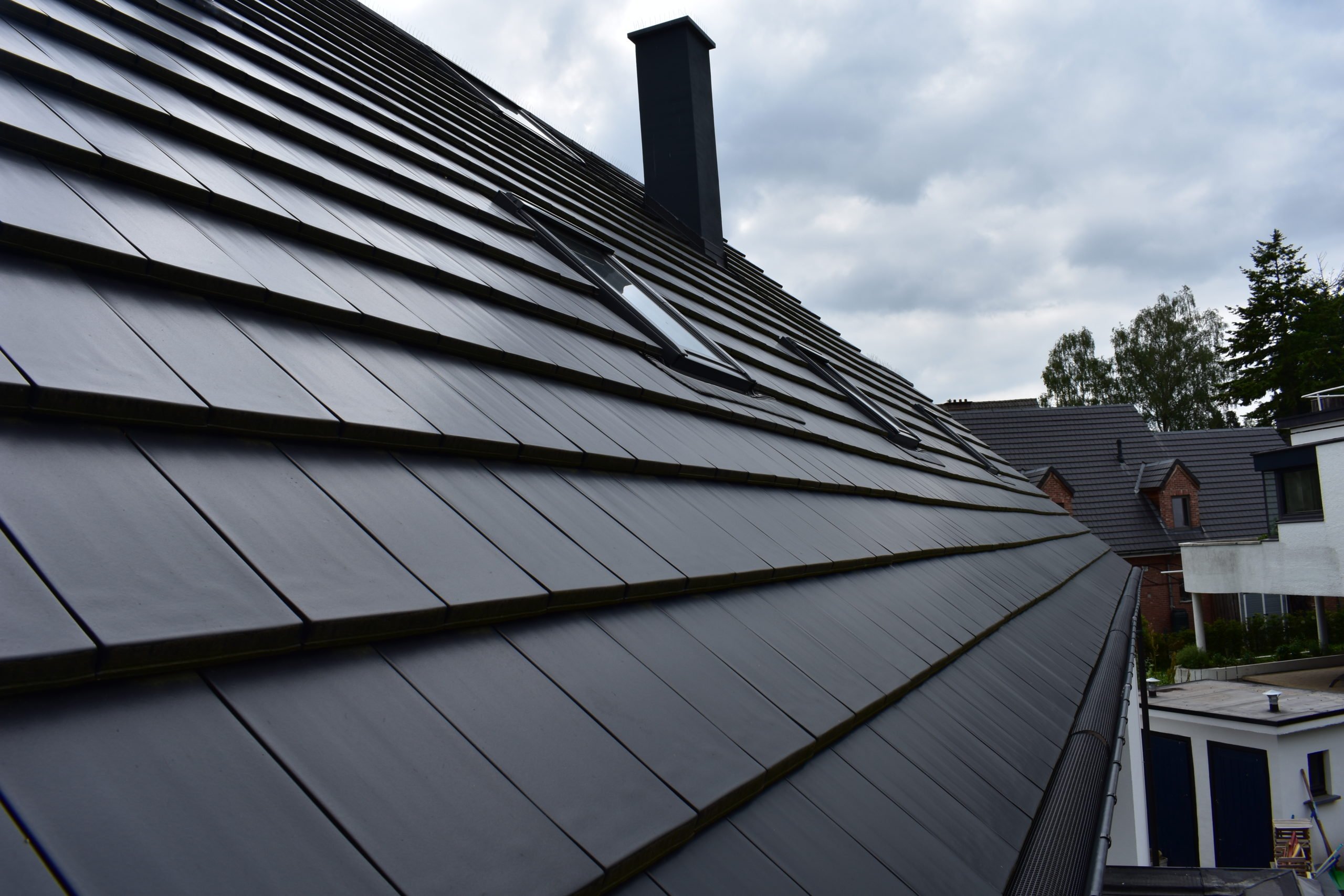 Vernieuwd hellend dak met leien op een woning met hetzelfde dakvolume