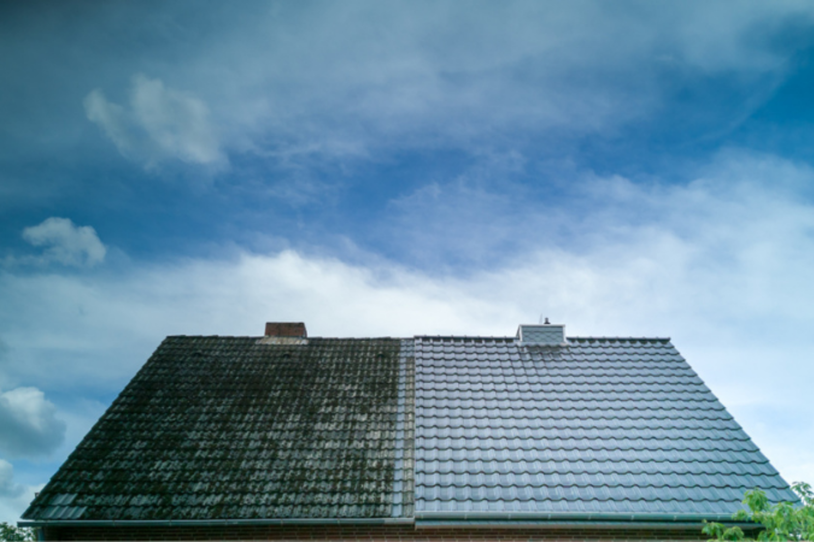 Vergelijking van vervuild en gereinigd hellend dak na professioneel dakonderhoud.