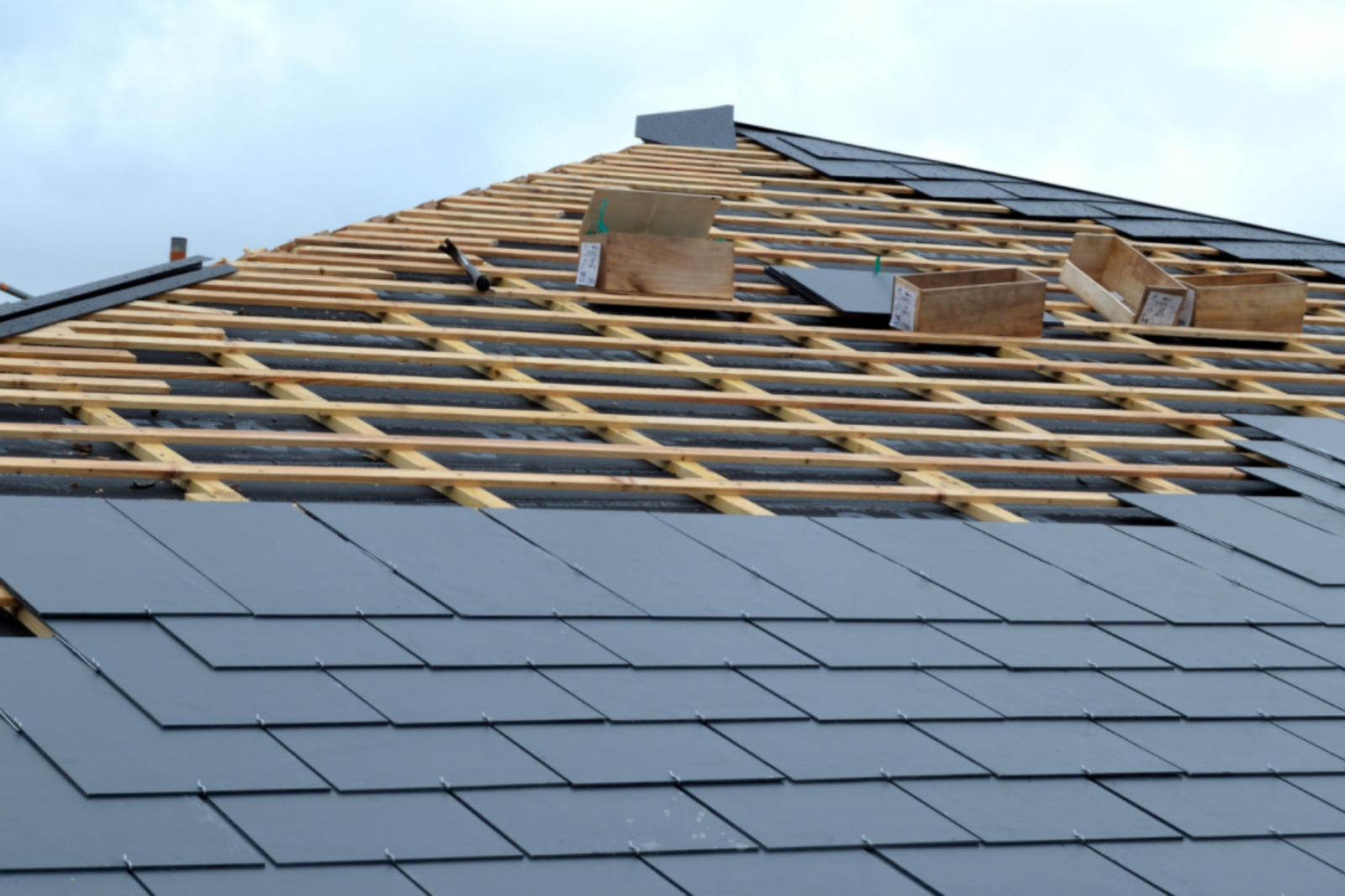 hellend dak renoveren met nieuwe leien en dakstructuur