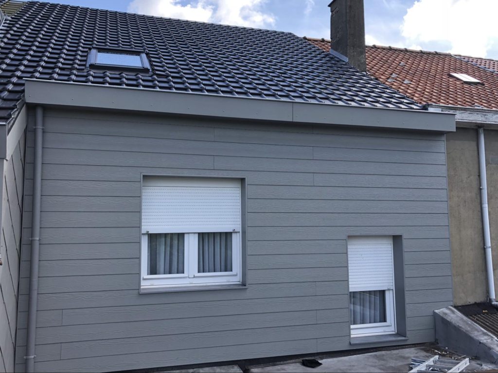 Gevelrenovatie met grijze houtlook sidings op rijwoning geplaatst door Dakwerken Van Driessche