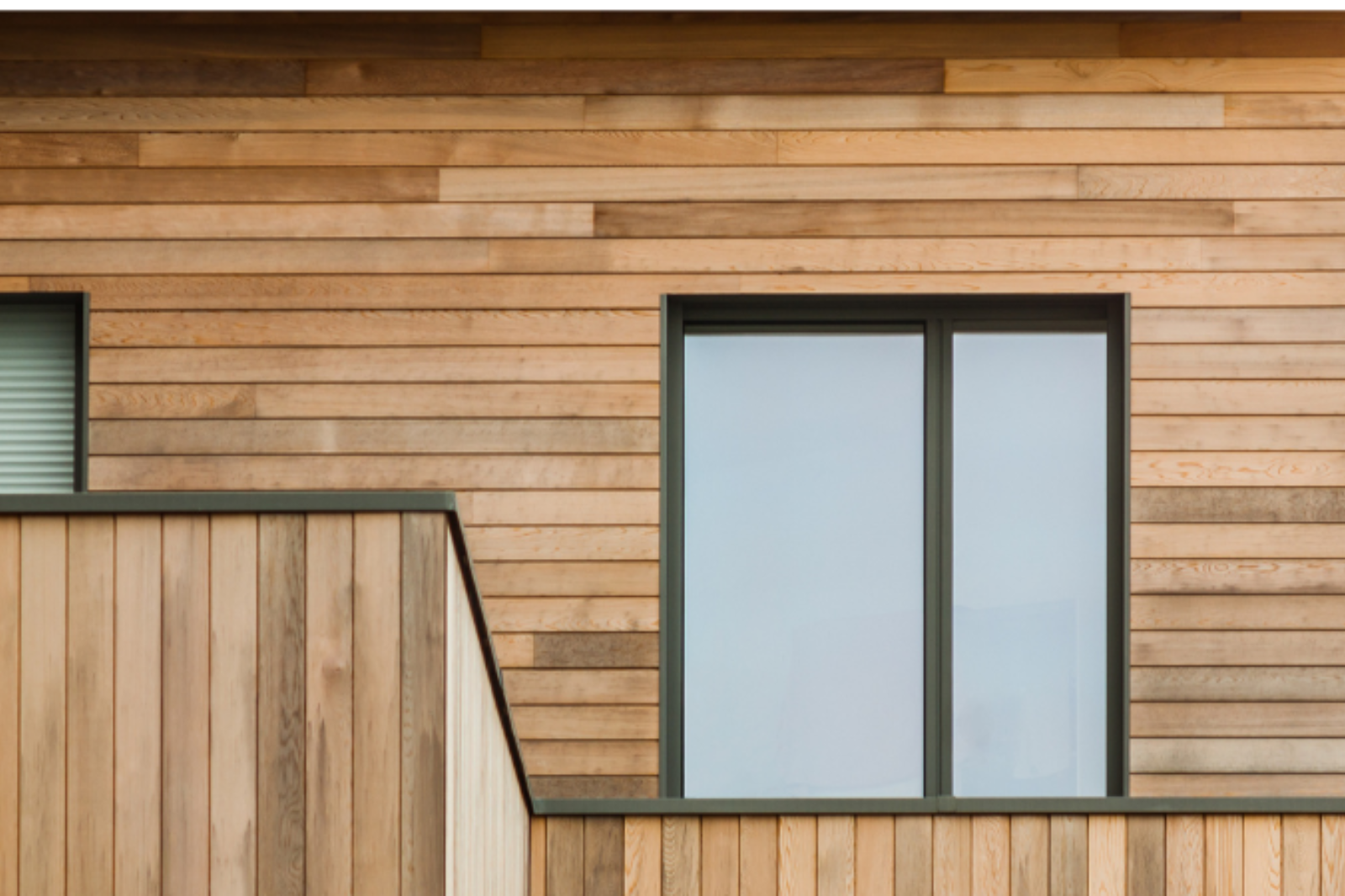 Gevelbekleding met houten latten in horizontaal en verticaal patroon op moderne woning