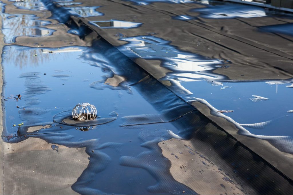 Stilstaand water op een plat dak rond een dakafvoer