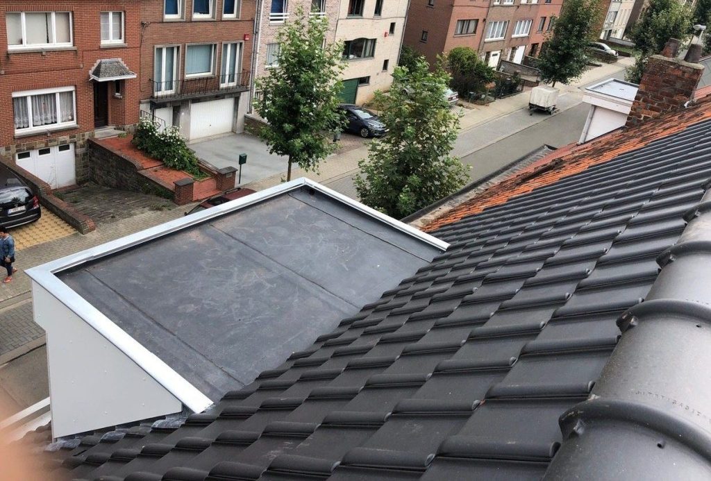 Dakkapel op maat met afgewerkt plat dak in een stadsstraat
