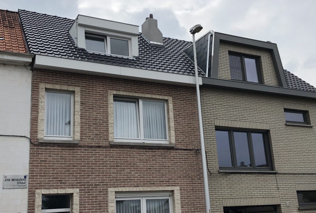Twee geplaatste dakkapellen op de zolderverdieping van rijwoningen